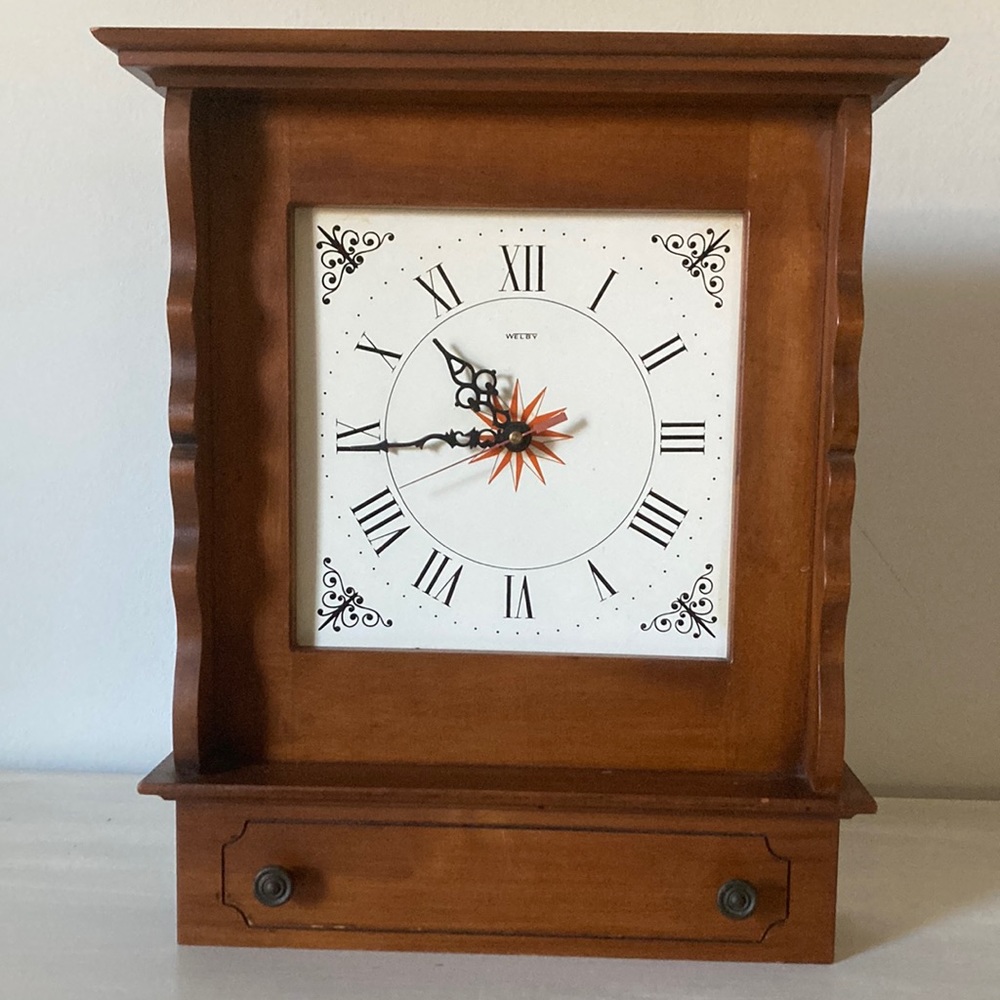 Vintage clock, battery operated.